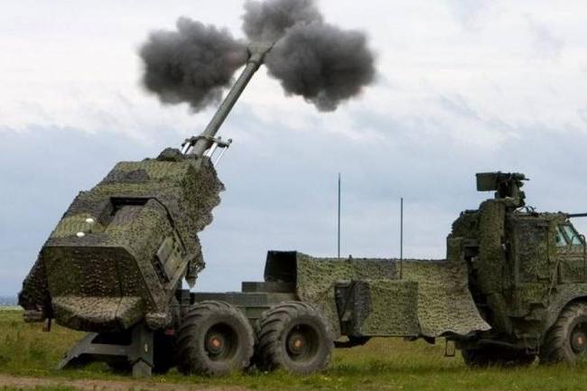 يستند النظام المدفعي الذاتي الحركة ARCHER عيار 155 ملم/ كاليبر 52، الذي طورته شركة BAE Systems، إلى هيكل شاحنة Volvo سداسية الدفع، وتتم عمليات التوجيه والتلقيم والرمي من قبل الطاقم الموجود داخل مقصورة محمية. ويظهر في الصورة أثناء مهمة رمي