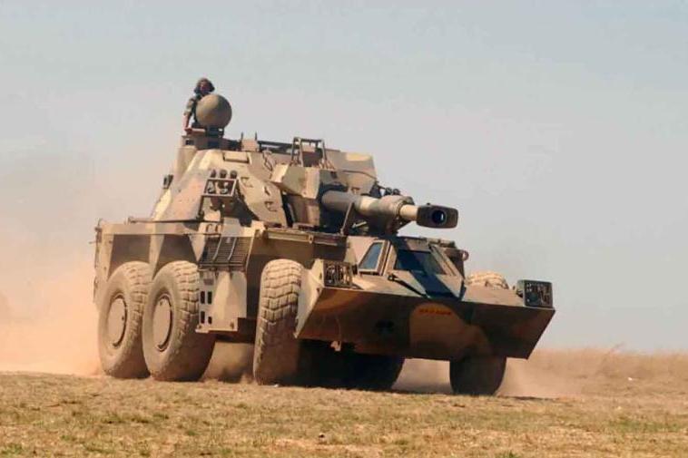 المدفع الذاتي الحركة G6 عيار 155 ملم/ كاليبر 52 من صنع شركة Denel الجنوب أفريقية