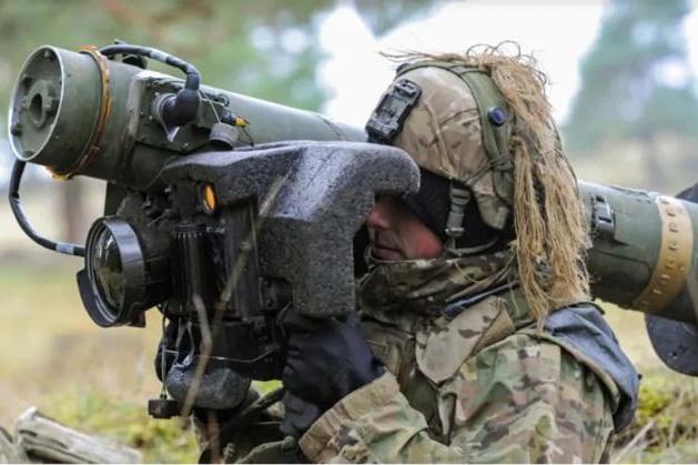 الصاروخ جافلين Javelin FGM-148 أو نظام السلاح المضاد للدبابات المتقدم للمدى المتوسط (AAWS-M)، هو صاروخ أميركي الصنع محمول على الكتف من الجيل الثالث