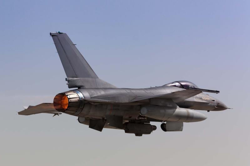 يتسم F100 بالموثوقية والاعتمادية العالية، وهو يشغل أيضاً أكثر من نصف الأسطول العالمي من مقاتلات F-16 الأحادية المحرك