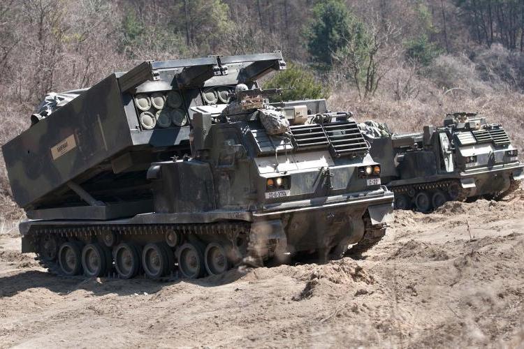 راجمة تاصواريخ M270A1 MLRS صنع Lockheed Martin