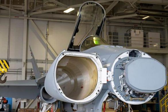 إن مجموعة الرادار APG-79 القوية والمعالج الخلفي والبرامج التشغيلية تجعل من F/A-18E/F Super Hornet و F/A-18 Hornet و EA-18G Growler التابعة للبحرية الأميريكية أقوى من أي وقت مضى. الصورة: Raytheon