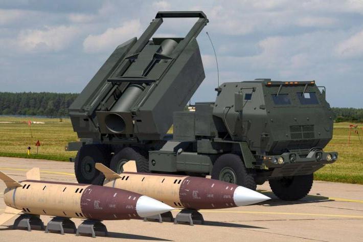 صاروخ ATACMS إلى جانب نظام HIMARS مركباً على شاحنة FMTV