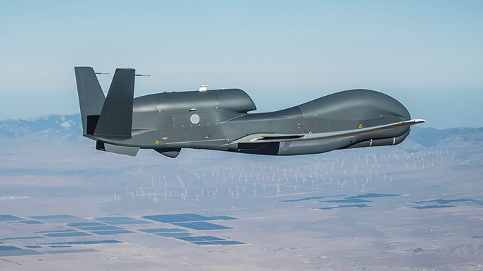 -	RQ-4 Global Hawk هي المزود الأول لمعلومات الاستخبارات والمراقبة والاستطلاع المستمرة، وقادرة على الطيران على ارتفاعات عالية لأكثر من 30 ساعة. الصورة: Northrop Grumman