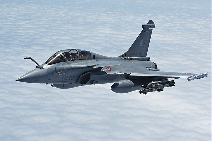 تستأثر شركة Dassault الفرنسية بميزة مباشرة على منافساتها في السوق الحكومية من حيث كونها مصنّعاً للطيران الدفاعي بقدر ما هي مصنّعة للطيران التجاري، وذلك بفضل تاريخها العريق في صنع طائرات مقاتلة.