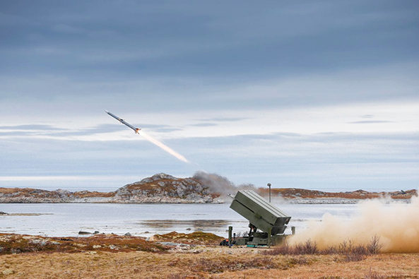 هناك نظام شعبوي تحت مسمّى NASAMS، وهو صاروخ أرض-جو صمم للأمداء المتوسطة والبعيدة. وهو يستعين بالصاروخ الأميركي AIM-120 AM-RAAM. بدأ المشروع في العام 1994 وباشرت به «كونغزبيرغ» Kongsberg في البدء وبدعم من «رايثيون» Raytheon