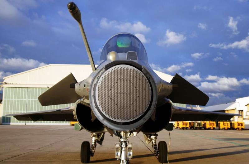 أقدمت Dassault على تغيير رادار Thales RBE2 PESA واستبداله بطراز جديد من رادار صفيف المسح الإلكتروني النشط AESA، هو الرادار RBE2-AA