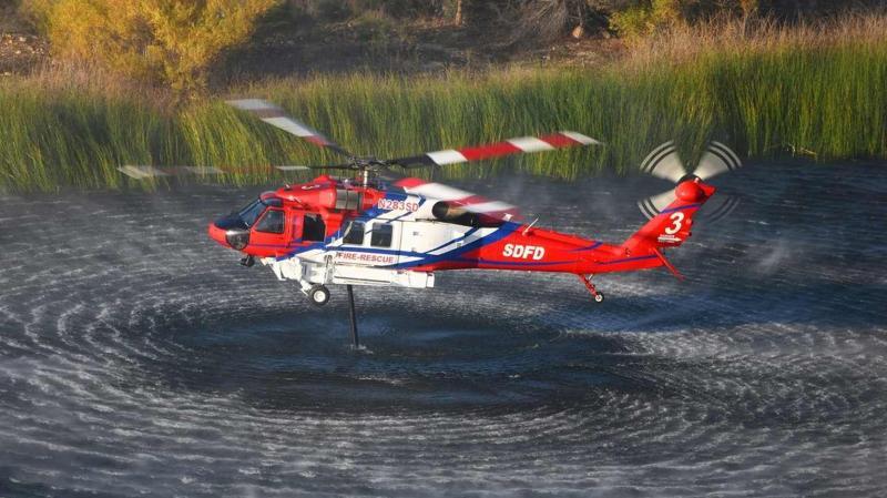 تحتوي كل طوافة S-70i Firehawk على خزان مياه تبلغ سعته 3,785 ليتراً، وأنبوب تنفس قابل للسحب، ومعدات هبوط موسعة لتوفير الخلوص الأرضي للخزان، ورافعة إنقاذ خارجية كهربائية