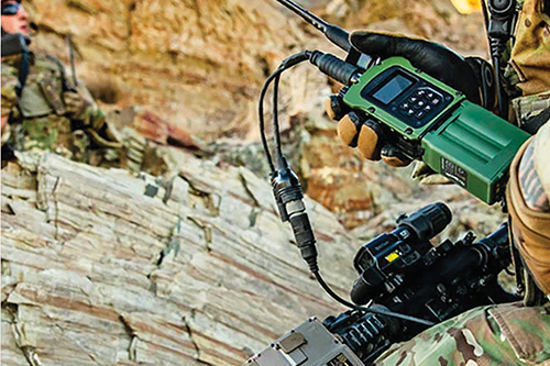 راديو Falcon® IV AN/PRC-171 من L3Harris يضمن للجنود قدرة نقل المعلومات المهمة لفرق القيادة عبر شبكة متكاملة
