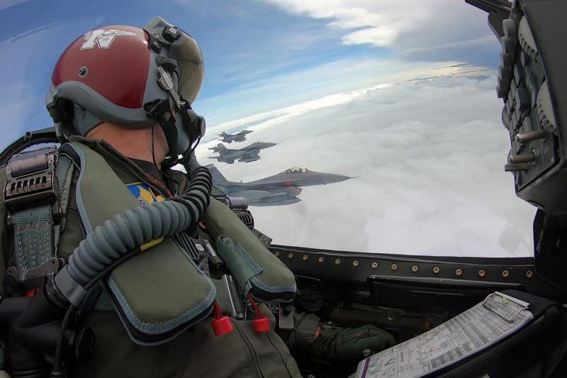 ستُجهّز ست طائرات من طرازLockheed Martin F-16s  بأدوات تحكم ذاتي التي سيختبرها طيار أثناء الطيران