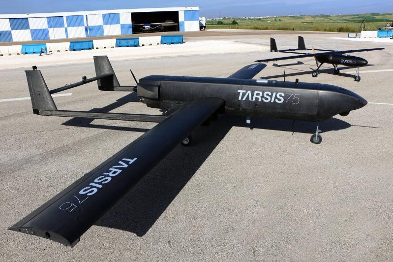 برنامج «طائرة القتال التعاوني» CCA . ويبدو في الصورة MQ-20 Avenger صنع GA-ASI تقترن بطائرة Sabreliner وطائرتين طراز F-5 AT صنع Northrop Grumman