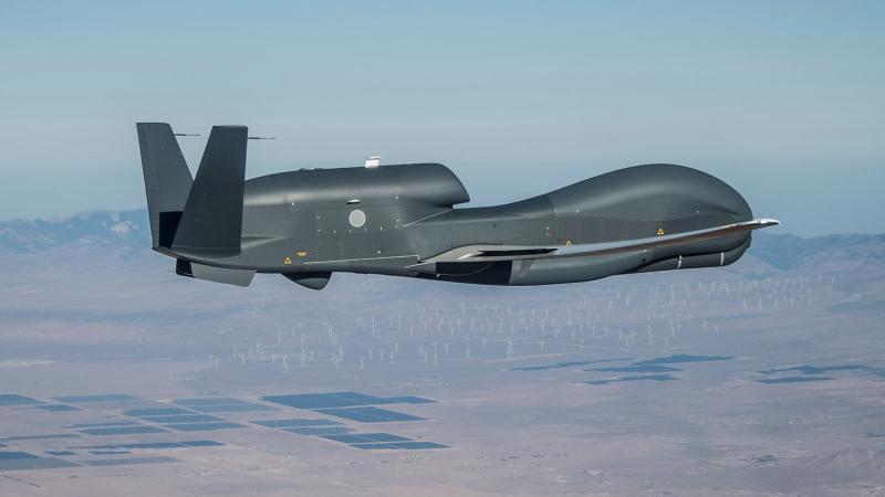 «أنظمة المسيّرات للارتفاعات العالية» HAPS الأكثر شهرة RQ-4 GLOBAL HAWK. الصورة: «نورثروب غرومان» Northrop Grumman 