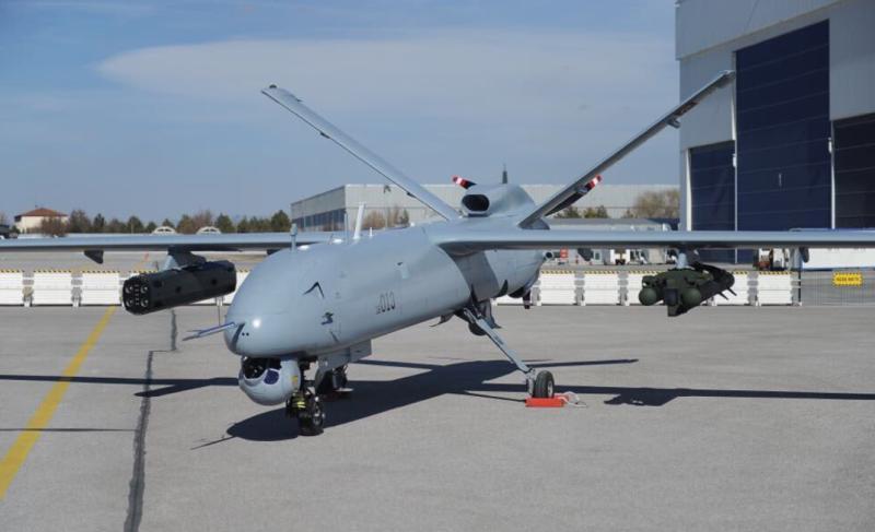 المسيّرة «آنكا» MALE Anka للارتفاع المتوسط والمكوث الطويل في الجو. صنع شركة Turkish Aerospace Industries