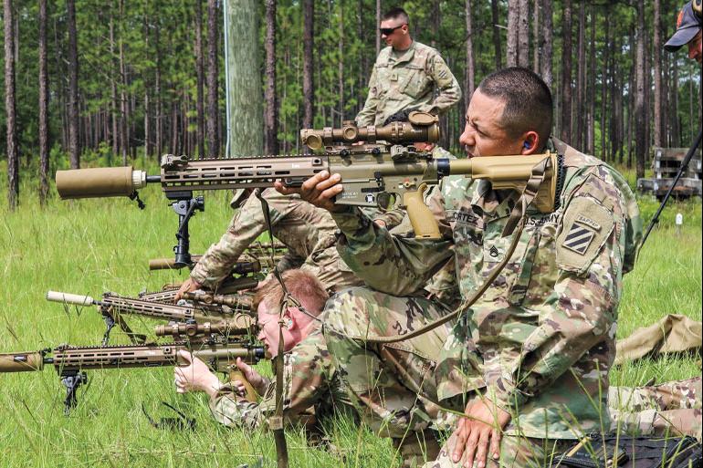 بندقية SDMR التابعة للجيش الأميركي بمداه الذي يصل إلى 600 مزودة بذخيرة فائقة الدقة M118LR، ومجهزة بمنظار بصري SIG Sauer TANGO6T 1-6×24.