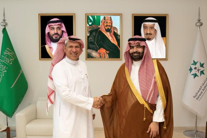 ريثيون السعودية تدخل في شراكة استراتيجية مع الهيئة العامة للصناعات العسكرية، ويبدو في الصورة محمد العذل، نائب المحافظ للتوطين في الهيئة العامة للصناعات العسكرية، وأحمد السلامة، المدير العام لشركة ريثيون السعودية