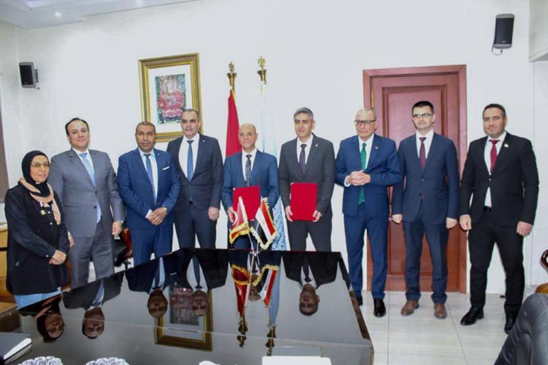 وقع الاتفاقية اللواء الدكتور عمرو عبد العزيز، رئيس مجلس إدارة مصنع Kader، والسيد شوكت أونال Şevket Ünal، نائب المدير العام لشركة Havelsan، بمشاركة السفير صالح موتلو شن Salih Mutlu Şen ، سفير جمهورية تركيا لدى القاهرة