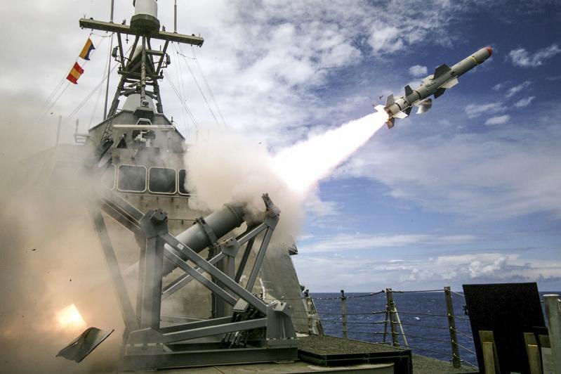 صاروخ Harpoon Block 1C أثناء إطلاقه من سفينة قتال ساحلية فئة Independence