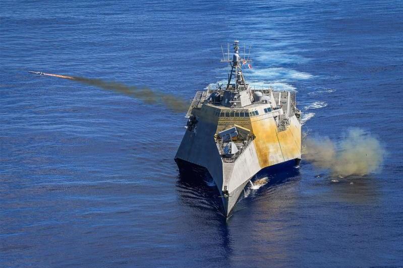 صاروخ NSM أثناء إطلاقه من «سفينة القتال الساحلي» (LCS) فئة Independence 