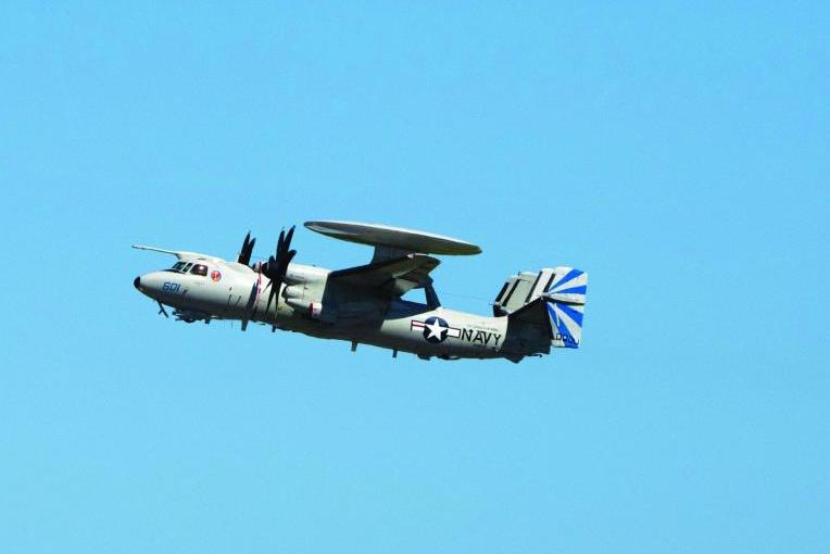 يمكن إعداد E-2D بمسبار للتزود بالوقود جواً أو، ما يُوفر قدرة تحمل قتالية عالية لأكثر من 12 ساعة.