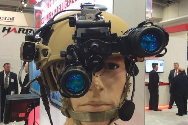 «منظار الرؤية الليلية الثنائي العينية الخفيف الوزن» Lightweight Night Vision Binocular (F5032). الصورة: L3Harris