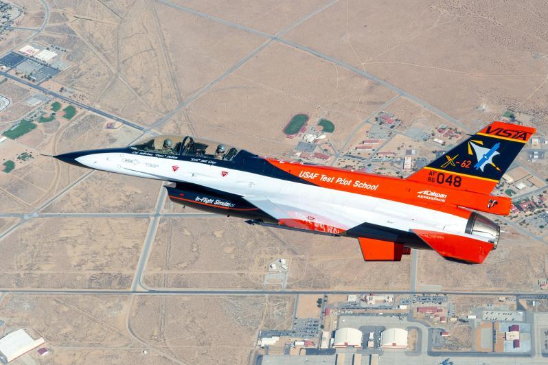 تم تحليق طائرة التدريب الفريدة من نوعها VISTA X-62A من شركة Lockheed Martin بواسطة وكيل الذكاء الصناعي لأكثر من 17 ساعة، وهو ما يمثل المرة الأولى التي يشارك فيها الذكاء الصناعي في طائرة تكتيكية