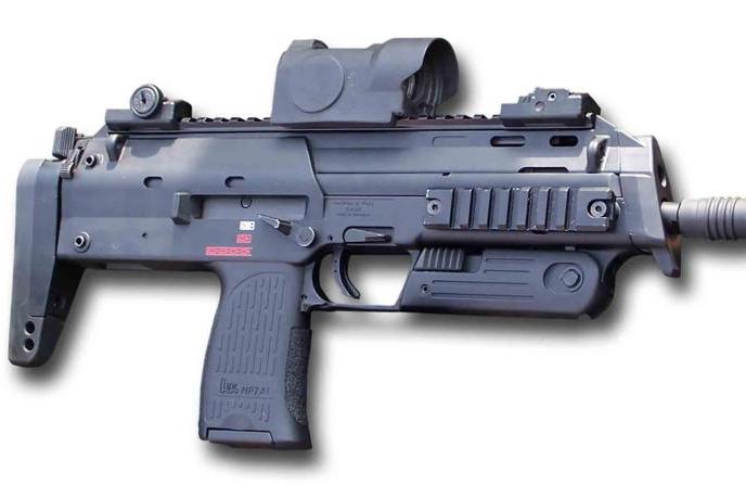 بندقية سلاح الدفاع الشخصي MP7 PDW صنع شركة  Heckler & Koch (HK)