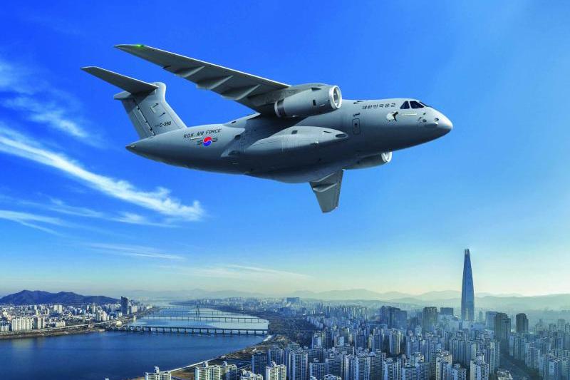 أعلنت إدارة برنامج المشتريات الدفاعية في كوريا الجنوبية (DAPA) فوز طائرة إمبراير C-390 ميلينيوم بالمناقصة العامة لطائرات النقل الكبيرة (LTA) الثانية لتزويد القوات الجوية الكورية الجنوبية بطائرات نقل عسكرية جديدة. وتُعدّ كوريا الجنوبية أول عميل لطائرة C-390 ميلينيوم في آسيا.