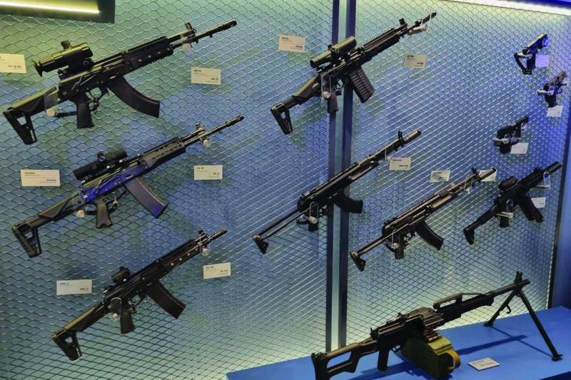 تشكيلة متنوعة من بنادق كلاشينكوف الهجومية، بما في ذلك بنادق AK-19 وAK-308، وبندقية كورد الهجومية، والرشاشات، وبنادق القنص، والمسدسات، والرشاشات الصغيرة. ومن الأسلحة الصغيرة الخاصة بندقية الهجوم البرمائية ADS عيار 5.45 ملم، والمسدس شبه الآلي SR.1M عيار 9 ملم، والرشاش PP-2000 عيار 9 مم، وبنادق القنص الدقيقة.