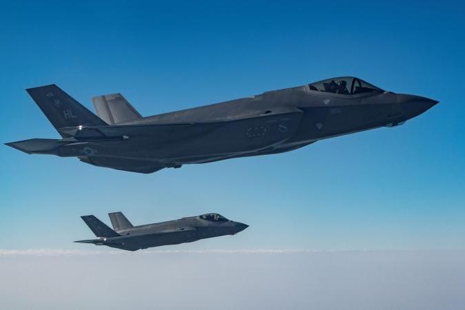 أجرت شركة Lockheed Martin مؤخراً اختباراً طيرانياً لقدرة تحديد هوية العدو المعززة بالذكاء الصناعي، والمدمجة في نظام دمج المعلومات الخاص بطائرة F-35. ويمثل هذا الاختبار الناجح، المعروف باسم Project Overwatch، المرة الأولى التي يُستخدم فيها نموذج ذكاء اصطناعي تكتيكي أثناء الطيران لتوليد هوية عدو مستقلة على شاشة الطيار. الصورة: Lockheed Martin