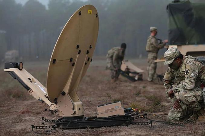 توفر شركة L3Harris نظام Hawkeye III Lite ذو الفتحة الصغيرة جداً (VSAT) الخاص بها، والذي يوفر اتصالات إنترنت عالية السرعة