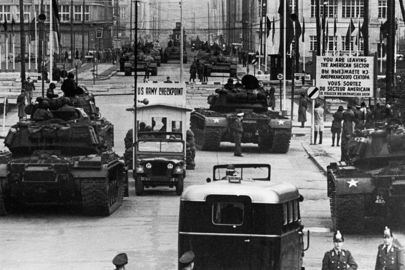 أدت النزاعات الحدودية في تشرين الأول/ أكتوبر 1961 إلى مواجهة «نقطة تفتيش تشارلي» (Checkpoint Charlie Standoff) في برلين، وهي واحدة من أخطر لحظات الحرب الباردة التي كادت أن تشعل حرباً عالمية ثالثة مدمرة (ونووية)، وظل العالم على شفا حرب لمدة 16 ساعة، بينما كانت الدبابات السوفيتية والأميركية متقابلة على بُعد 100 متر فقط