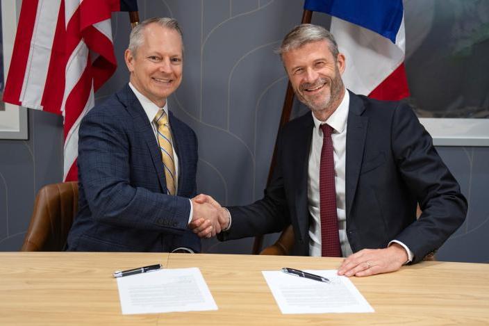 Rich Benton, vice president and general manager, Sikorsky and Cédric Goubet, president, Safran Helicopter Engines sign exploratory agreement at Farnborough International Airshow. Photo courtesy Sikorsky, a Lockheed Martin company.