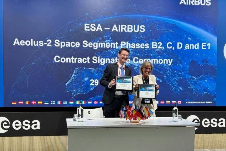 David Masterson, Head of Earth Observation Future Programmes, Airbus, and Simonetta Cheli, ESA’s Director of Earth Observation Programmes at the signature event  - Copyright Airbus -