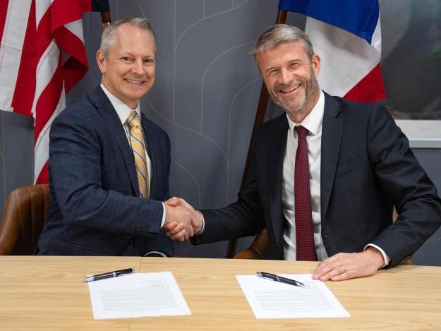 Rich Benton, vice president and general manager, Sikorsky and Cédric Goubet, president, Safran Helicopter Engines sign exploratory agreement at Farnborough International Airshow. Photo courtesy Sikorsky, a Lockheed Martin company.